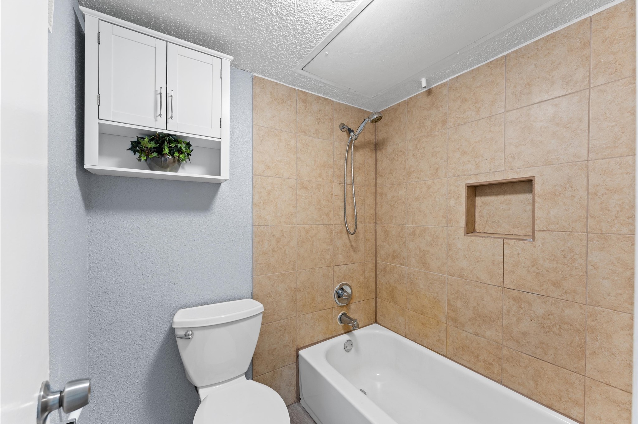 250 El Dorado Boulevard, Unit 252 Webster, TX 77598 - Photo 14 of 15 Guest Bath.
