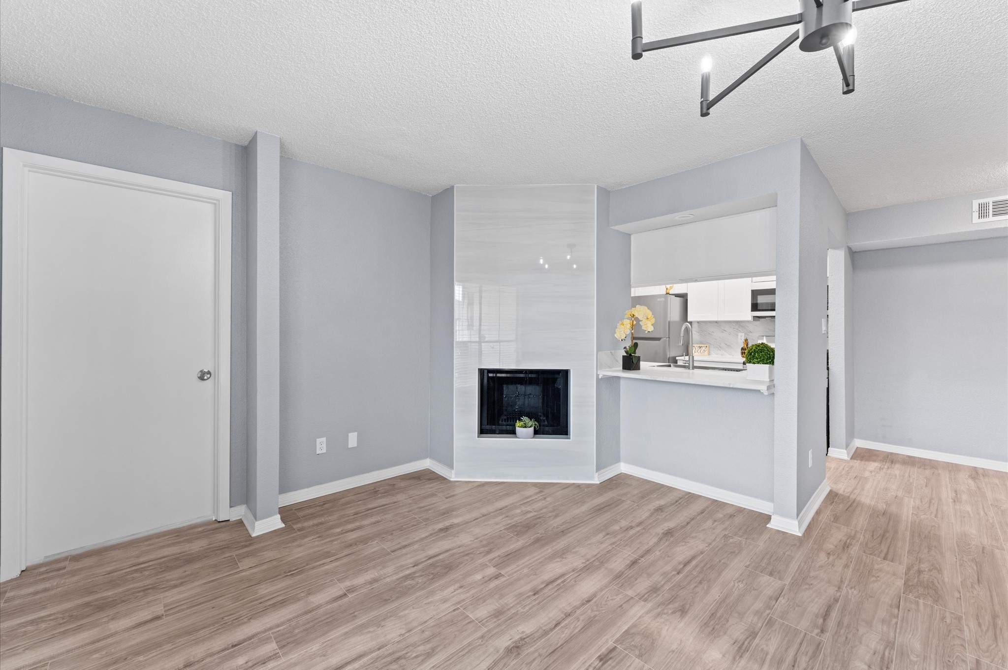 250 El Dorado Boulevard, Unit 252 Webster, TX 77598 - Photo 4 of 15 The custom fireplace is stunning with floor to ceiling tile and is a focal point of the room.