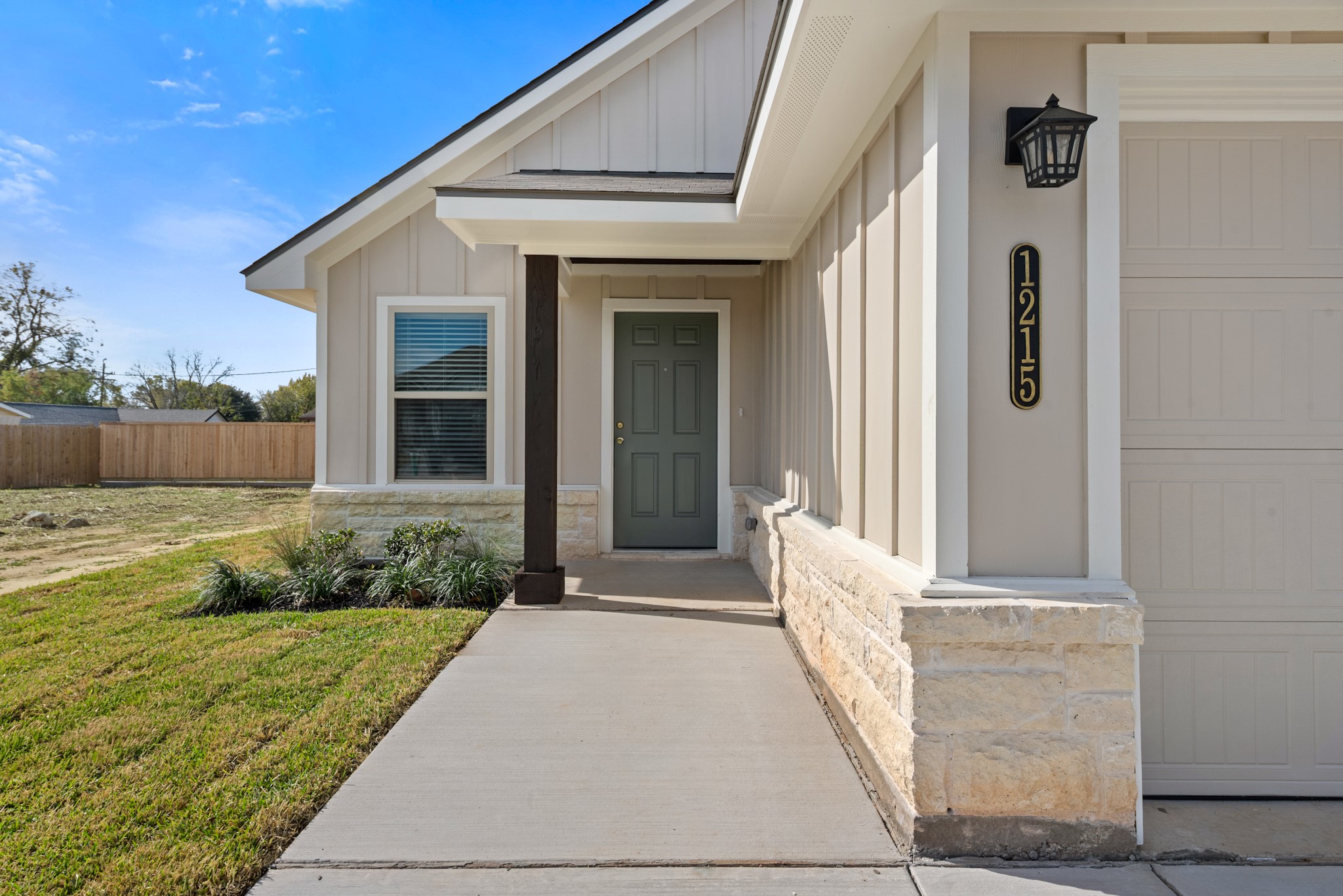 1215 High Street Navasota, TX 77868 - Photo 3 of 23 a front view of a house having yard