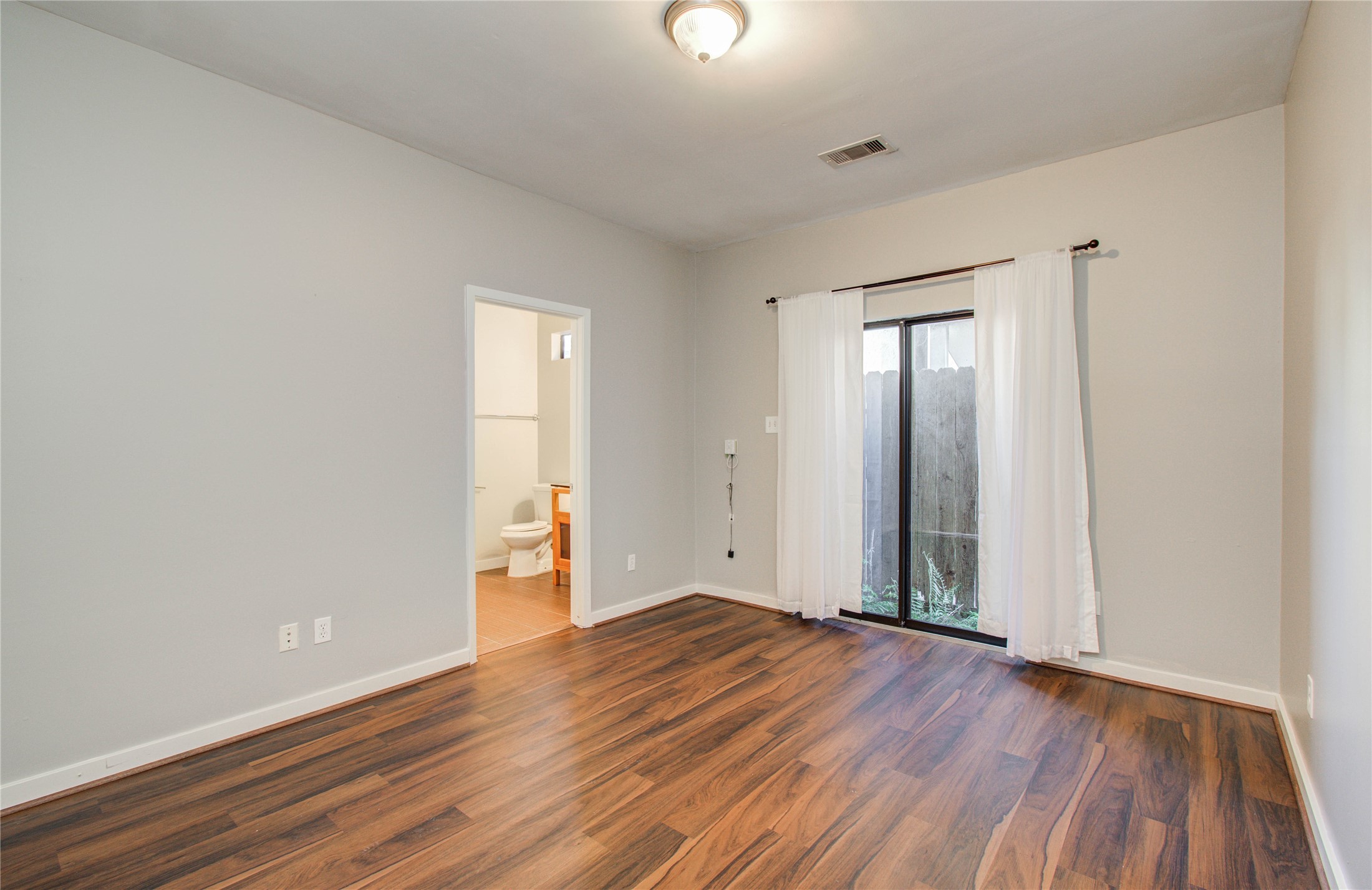 1609 Welch Street, Unit B Houston, TX 77006 - Photo 22 of 33 Room on the first floor