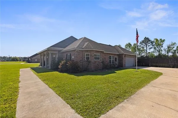 $355,000 | 126 Eagle Pt Drive, Leesville, LA 71446