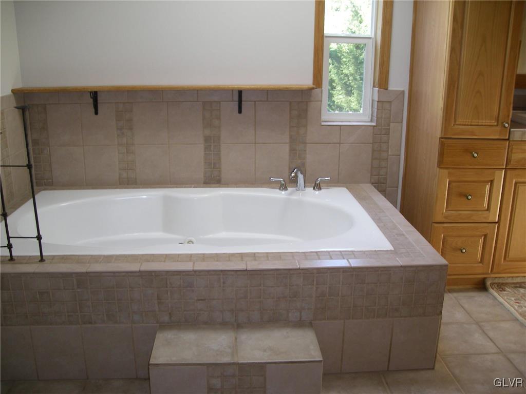 4888 Vera Cruz Road Emmaus, PA 18049 - Photo 8 of 35 Gallery Image 8