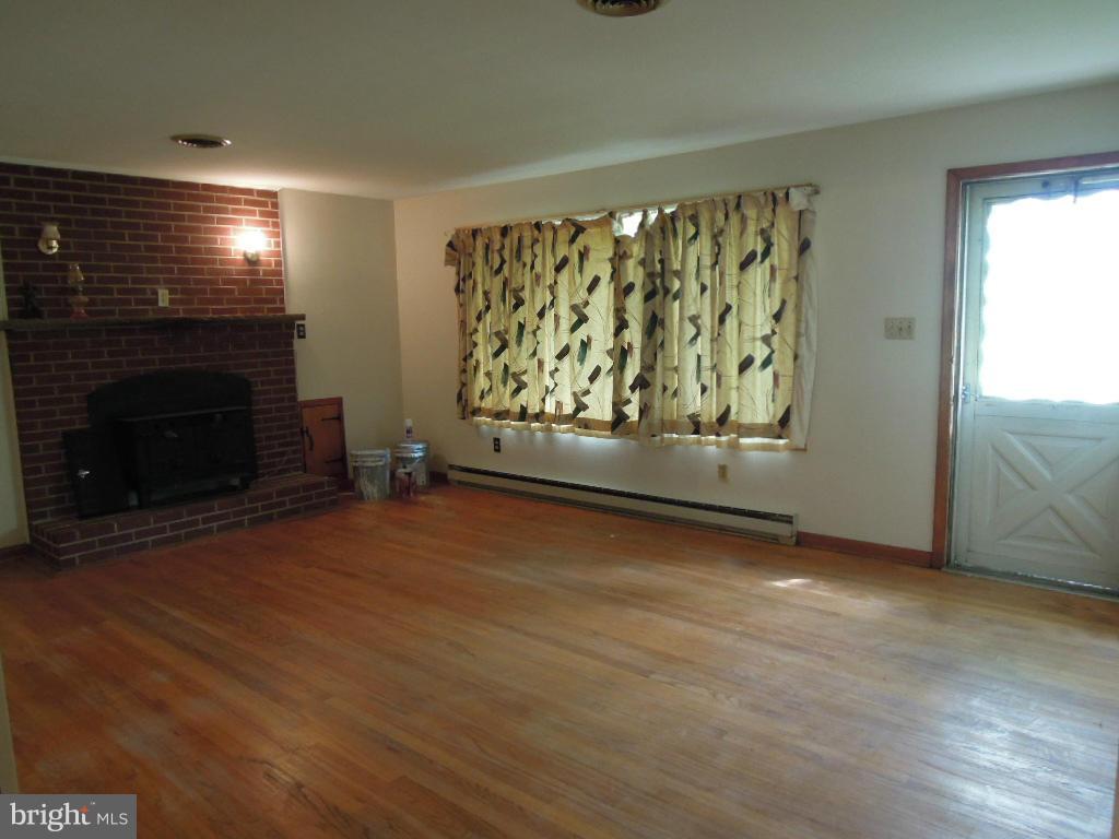 8520 Fingerboard Road Frederick, MD 21704 - Photo 2 of 22 Living Room