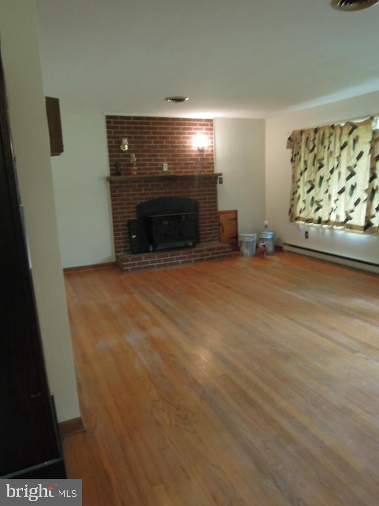 8520 Fingerboard Road Frederick, MD 21704 - Photo 3 of 22 Living Room