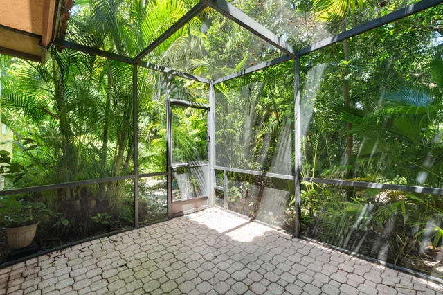 a view of a backyard