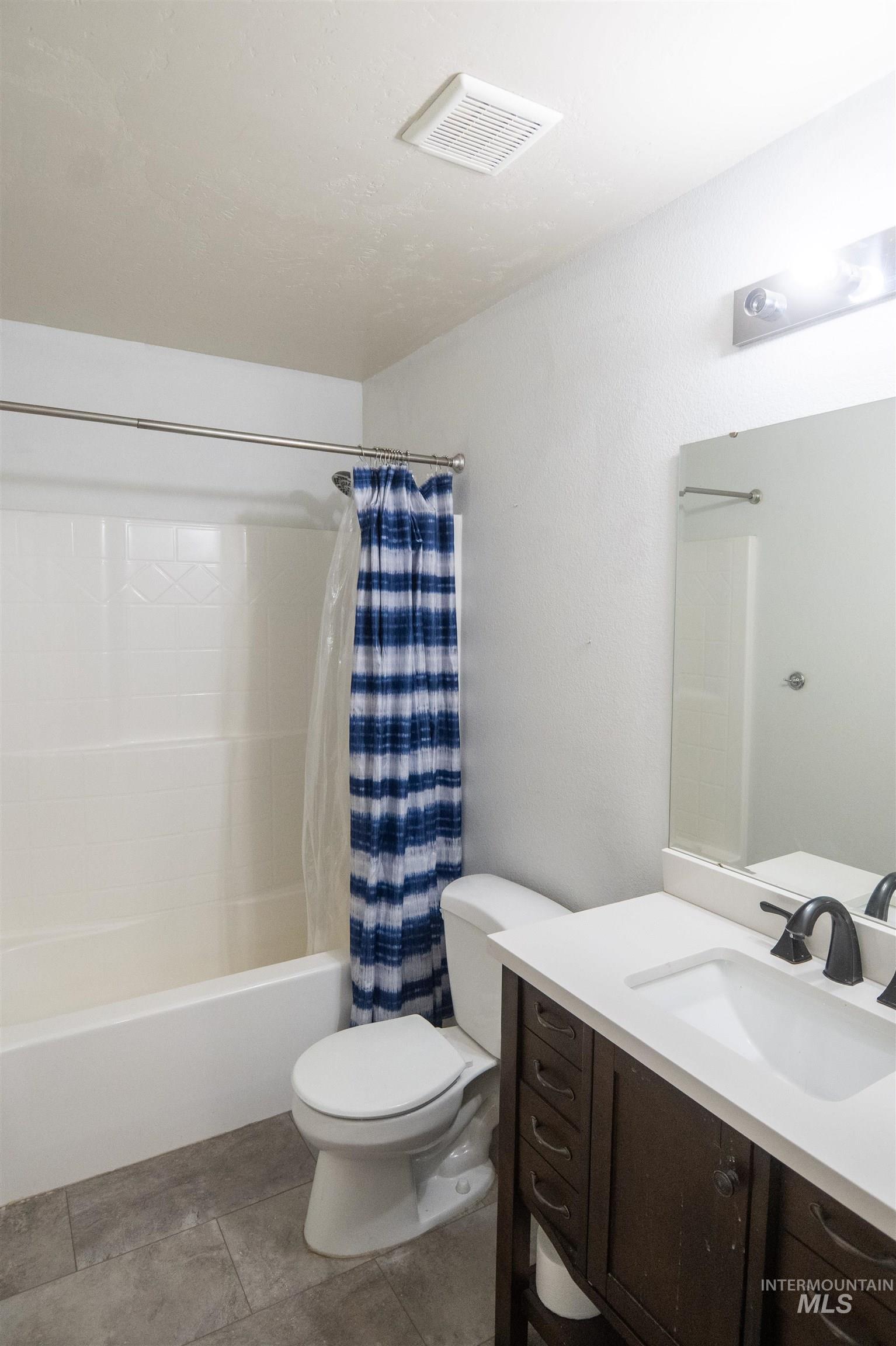 880 Southwest Independence Mountain Home, ID 83647 - Photo 32 of 50 Bathroom featuring shower / bath combo and vanity