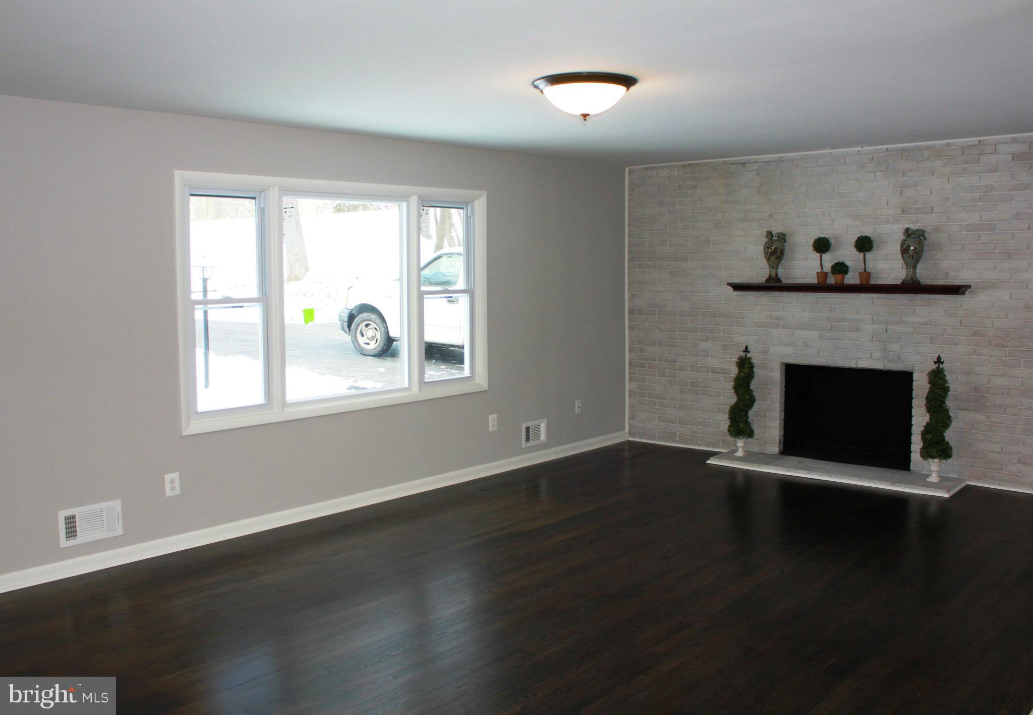 11505 Crows Nest Road Clarksville, MD 21029 - Photo 3 of 26 Living Room w/Hardwood Floors