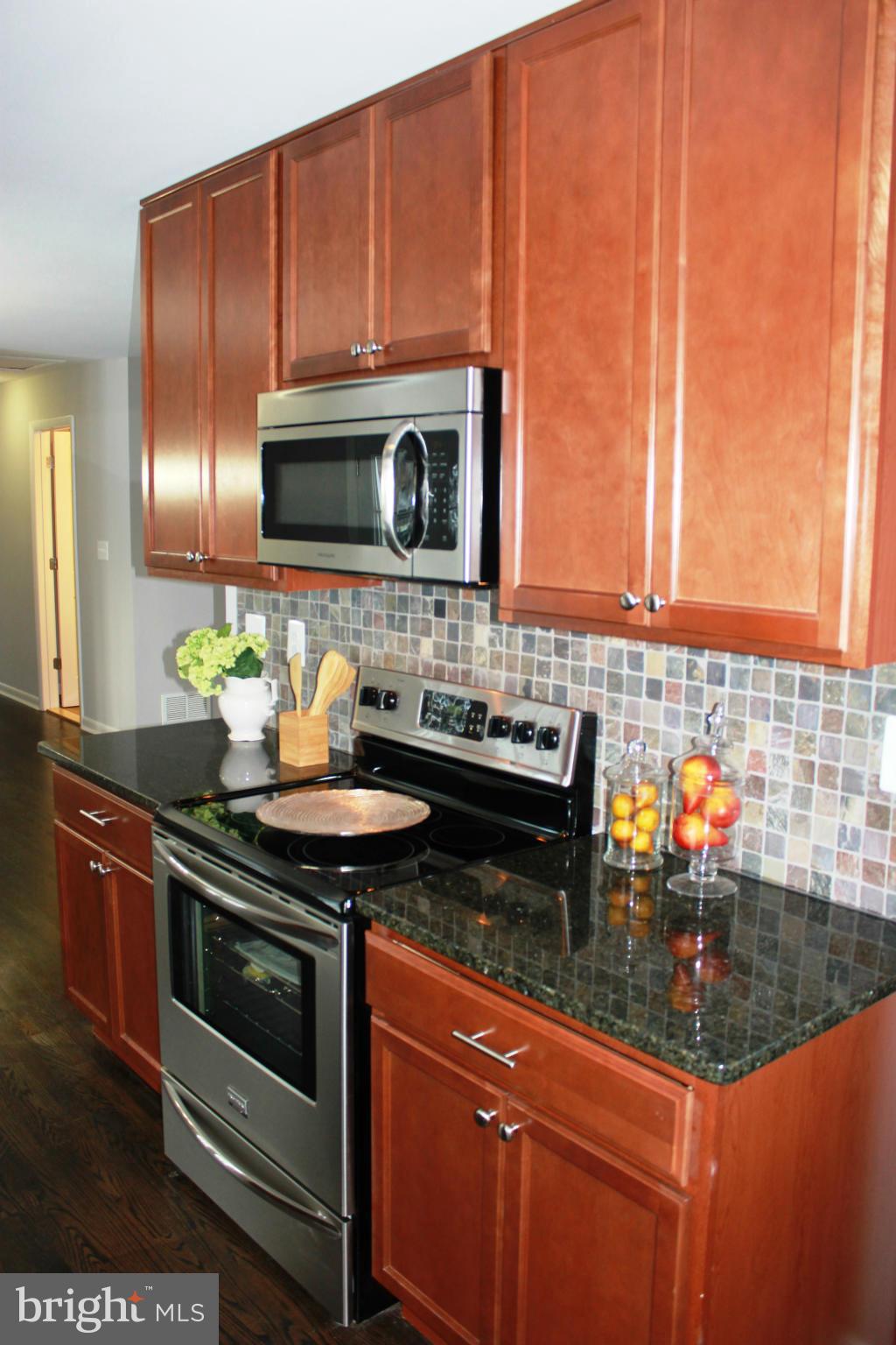 11505 Crows Nest Road Clarksville, MD 21029 - Photo 7 of 26 Ceramic Backsplash and Granite Counters