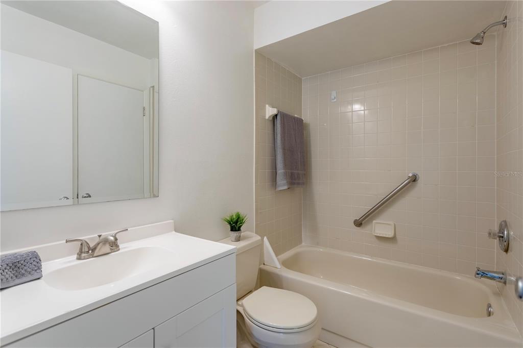 4428 Middlebrook Road, Unit 4 Orlando, FL 32811 - Photo 21 of 28 a bathroom with a sink toilet and bathtub