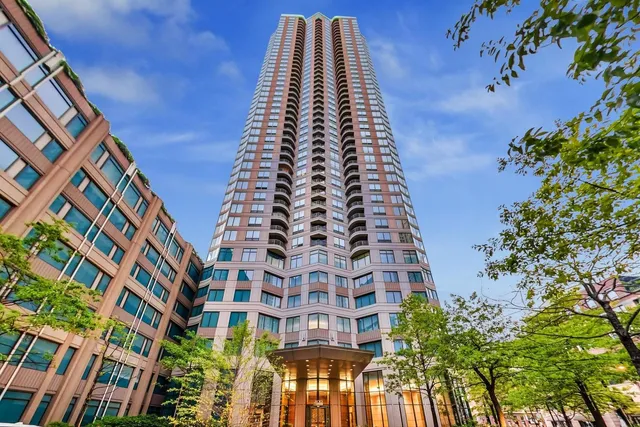 $350,000 | 400 North LaSalle Drive, Unit 4208, Chicago, IL 60654