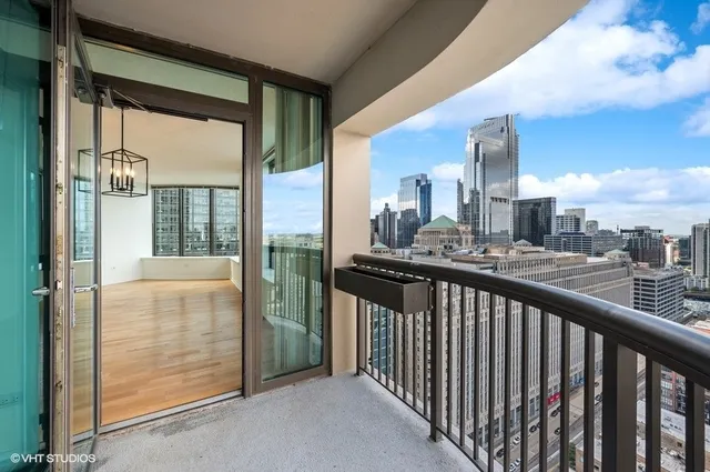 $365,000 | 400 North LaSalle Drive, Unit 4208, Chicago, IL 60654