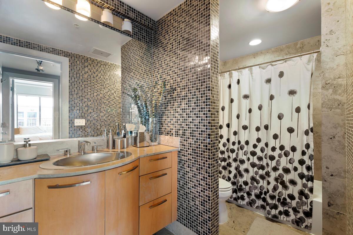 2421 18th Street Northwest, Unit 303 Washington, DC 20009 - Photo 17 of 29 Full Bath