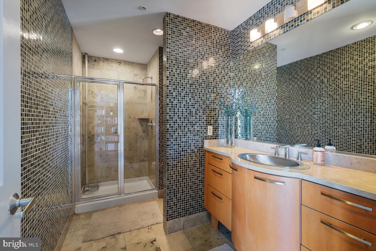 2421 18th Street Northwest, Unit 303 Washington, DC 20009 - Photo 18 of 29 Full Bath