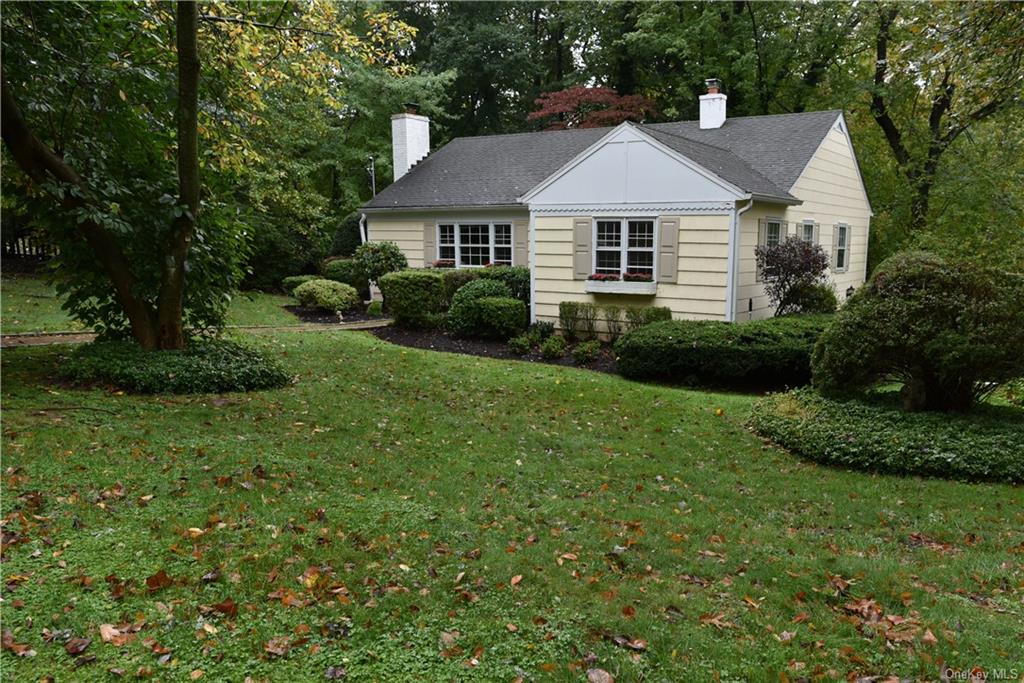 Welcome to 17 Abingdon Lane in Scarsdale!