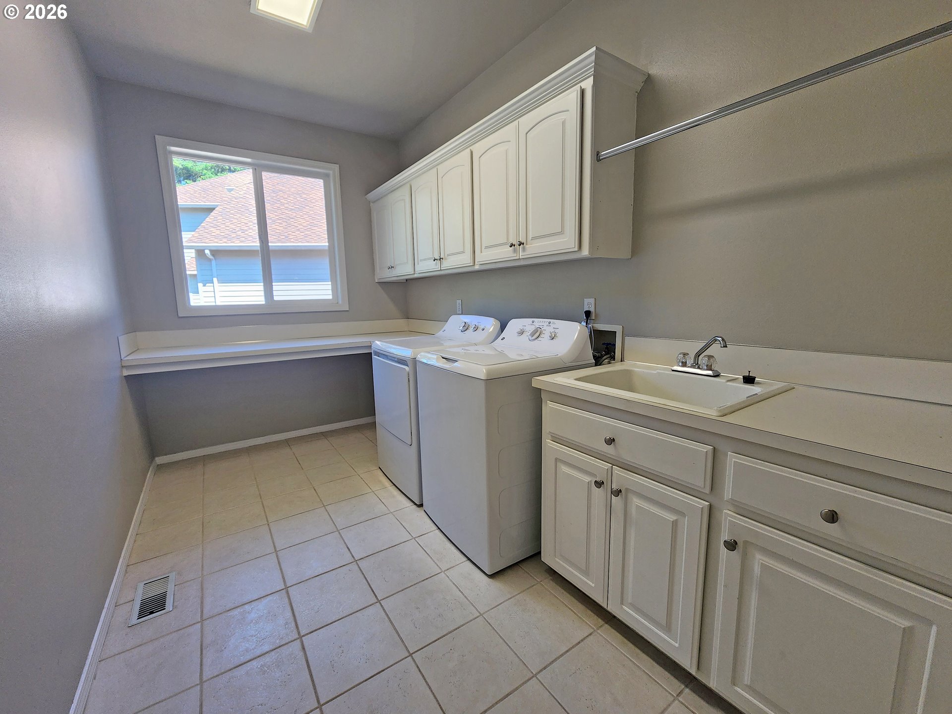 11376 Southeast Highland Loop Clackamas, OR 97015 - Photo 14 of 38