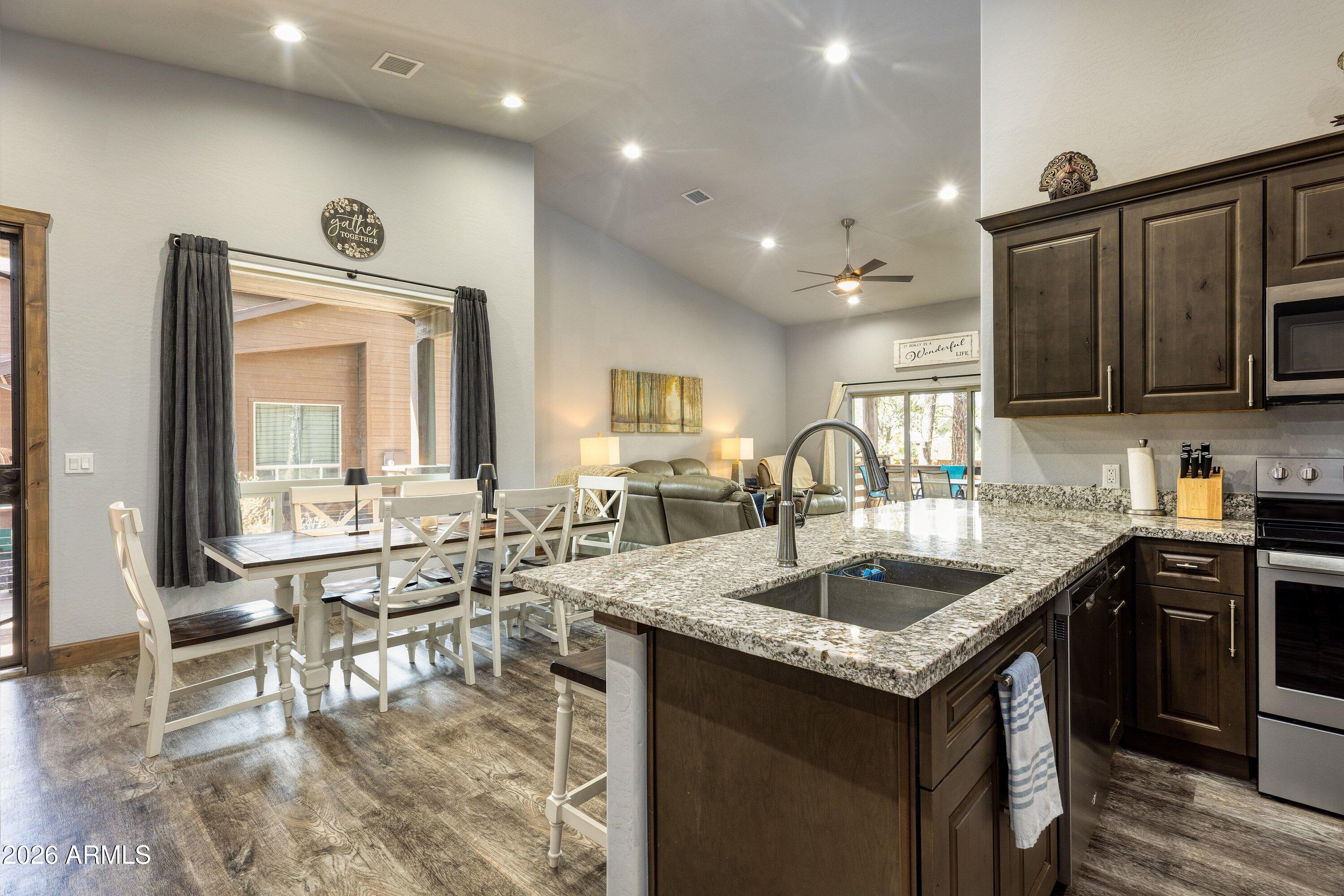 2940 West Villa Loop Show Low, AZ 85901 - Photo 5 of 28 010_photo_10_2940_villa_loop_sl_tamie_83