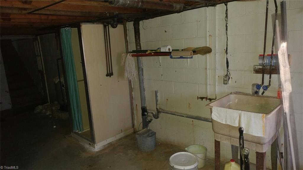 43 Round Hill Road Fancy Gap, VA 24328 - Photo 8 of 13 Gallery Image 8