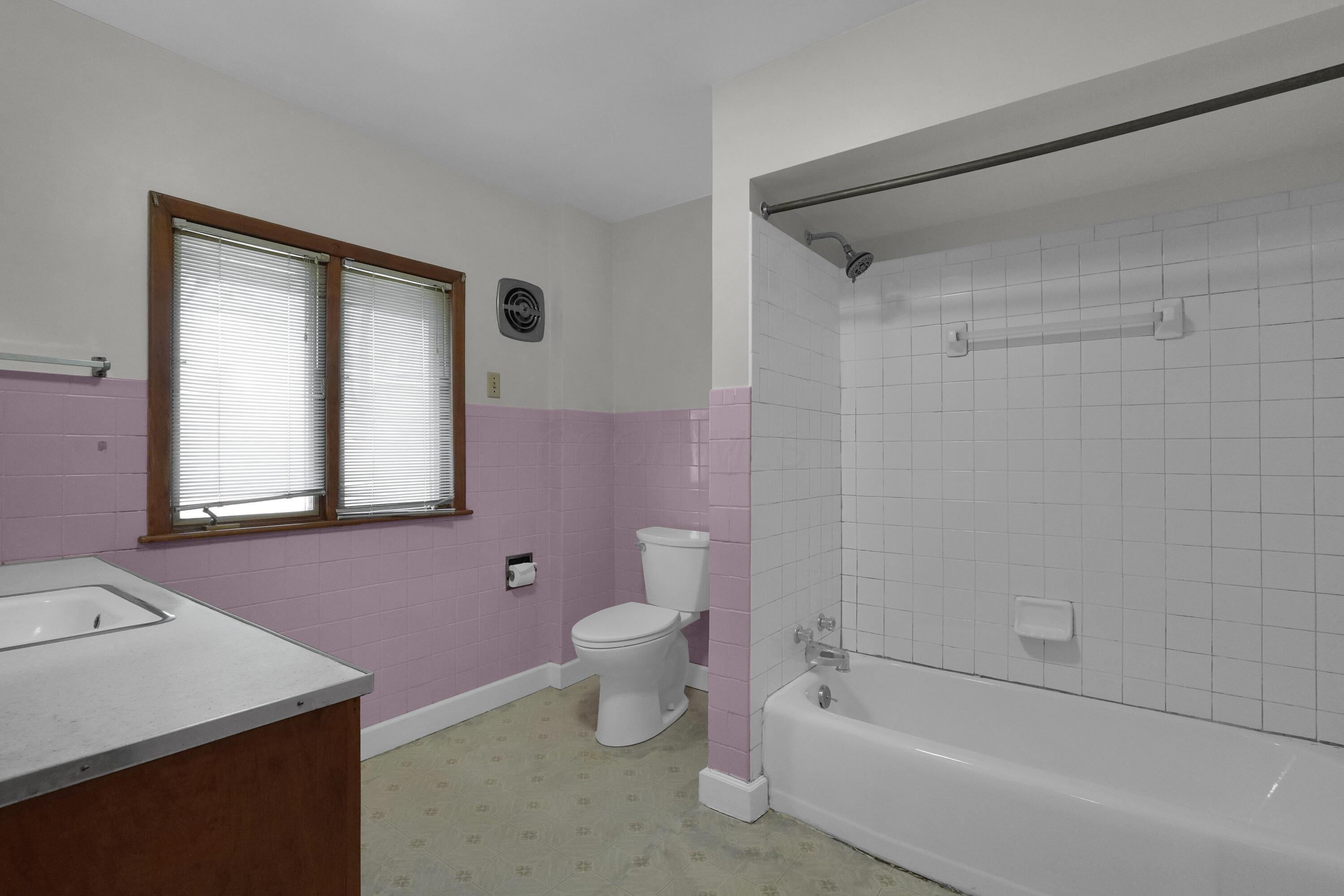 30 East Torrence Road Columbus, OH 43214 - Photo 28 of 36 Large, full bathroom