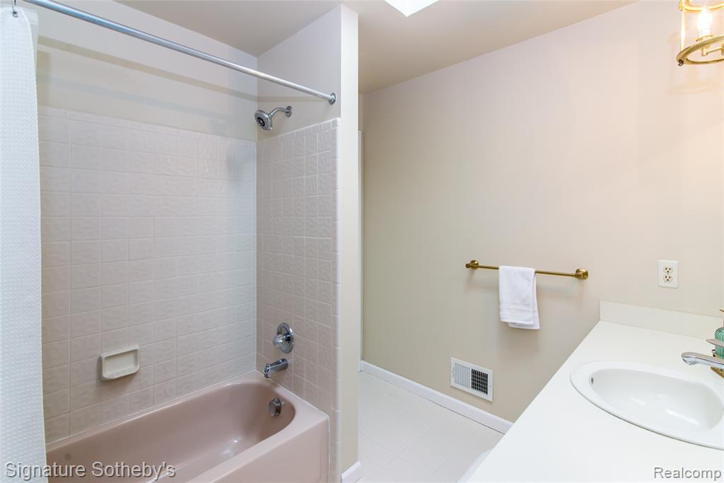 576 Ten Point Drive Rochester Hills, MI 48309 - Photo 26 of 51