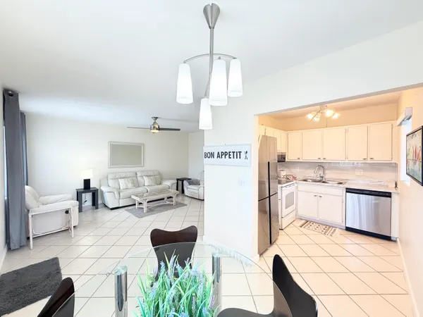 $1,450 | 2880 Lake Osborne Drive, Unit 205, Lake Worth Beach, FL 33461