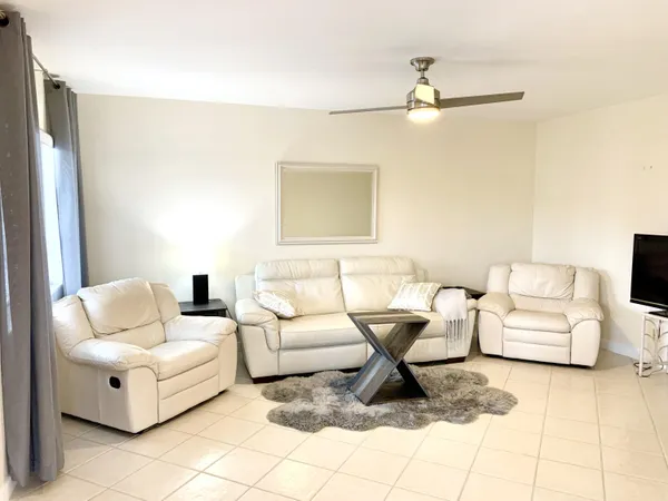 $1,500 | 2880 Lake Osborne Drive, Unit 205, Lake Worth Beach, FL 33461
