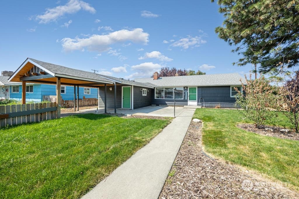 206 South Anderson Street Kennewick, WA 99336 - Photo 1 of 29 a view of a house with a yard