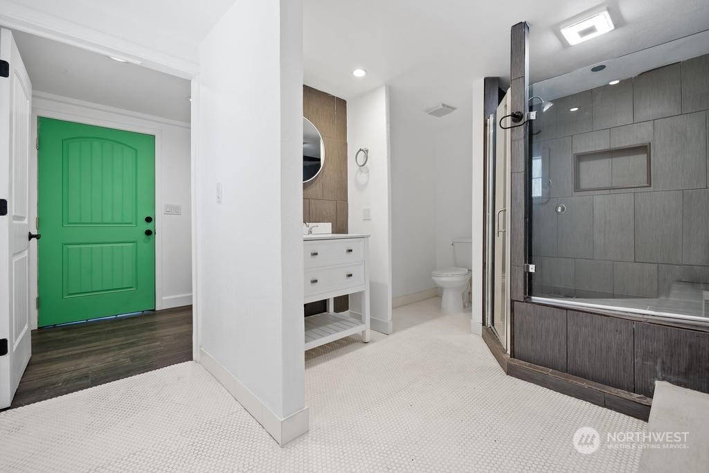 206 South Anderson Street Kennewick, WA 99336 - Photo 17 of 29 a bathroom with a shower and a tub