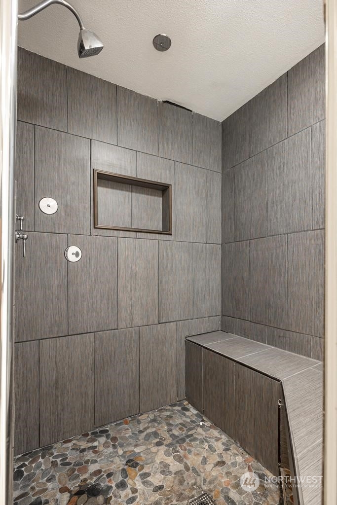 206 South Anderson Street Kennewick, WA 99336 - Photo 19 of 29 a bathroom with a sink and a shower