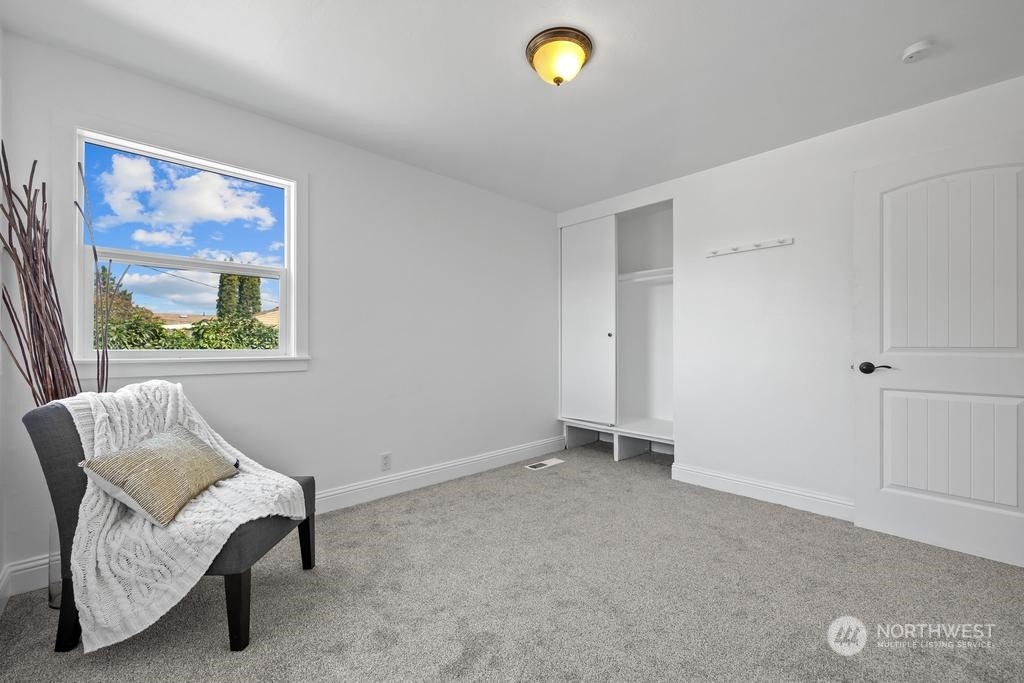 206 South Anderson Street Kennewick, WA 99336 - Photo 20 of 29 a view of workspace room with window and couch