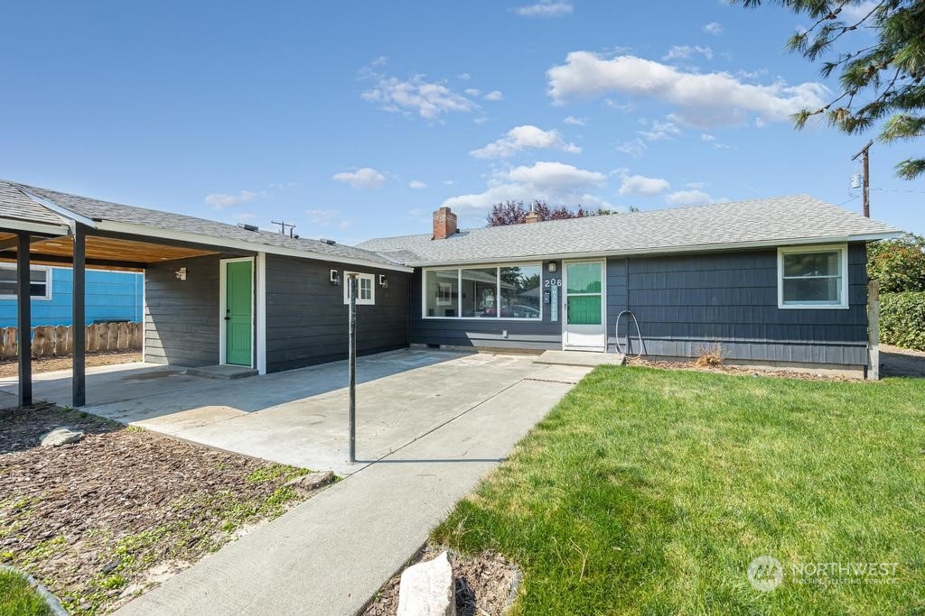 206 South Anderson Street Kennewick, WA 99336 - Photo 2 of 29 a view of a house with a backyard