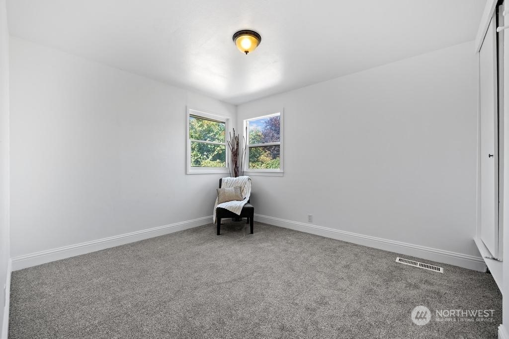206 South Anderson Street Kennewick, WA 99336 - Photo 21 of 29 an empty room with windows and chandelier