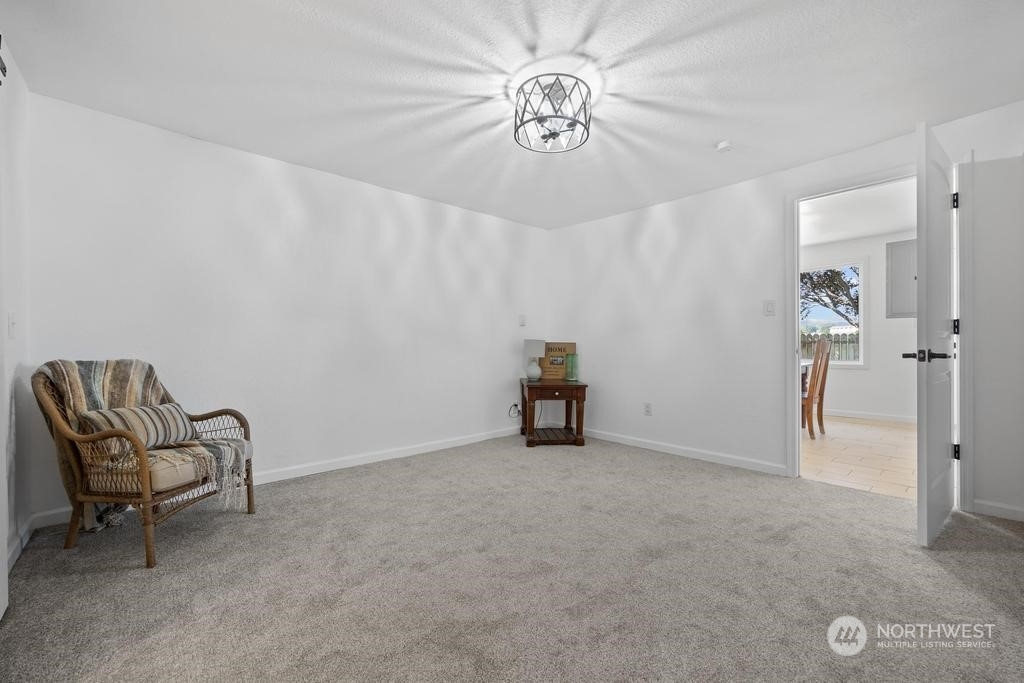 206 South Anderson Street Kennewick, WA 99336 - Photo 22 of 29 a view of an empty room with a window