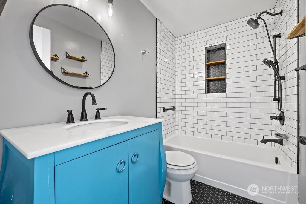206 South Anderson Street Kennewick, WA 99336 - Photo 23 of 29 a bathroom with a sink a toilet and a mirror