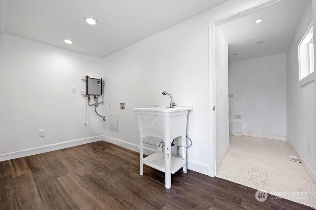 206 South Anderson Street Kennewick, WA 99336 - Photo 24 of 29 a room with a table and chair