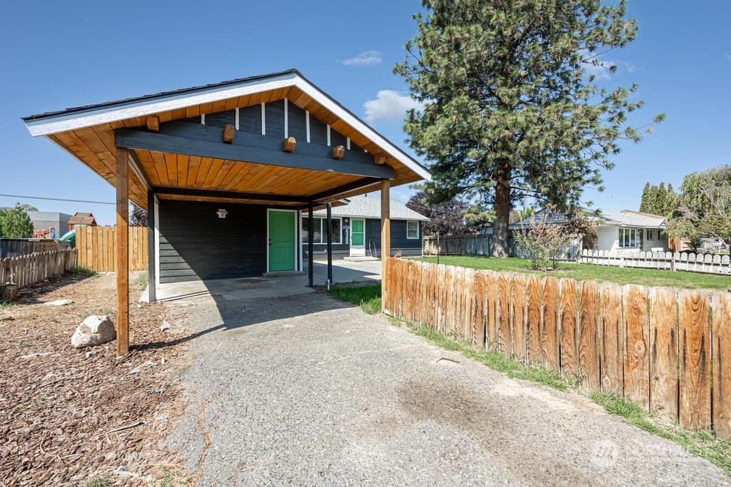 206 South Anderson Street Kennewick, WA 99336 - Photo 26 of 29 a front view of a house with a yard
