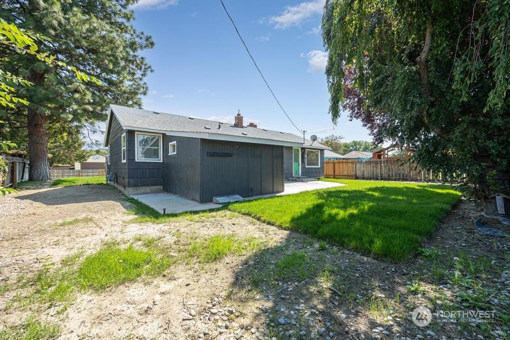 206 South Anderson Street Kennewick, WA 99336 - Photo 27 of 29 a view of a house with a yard