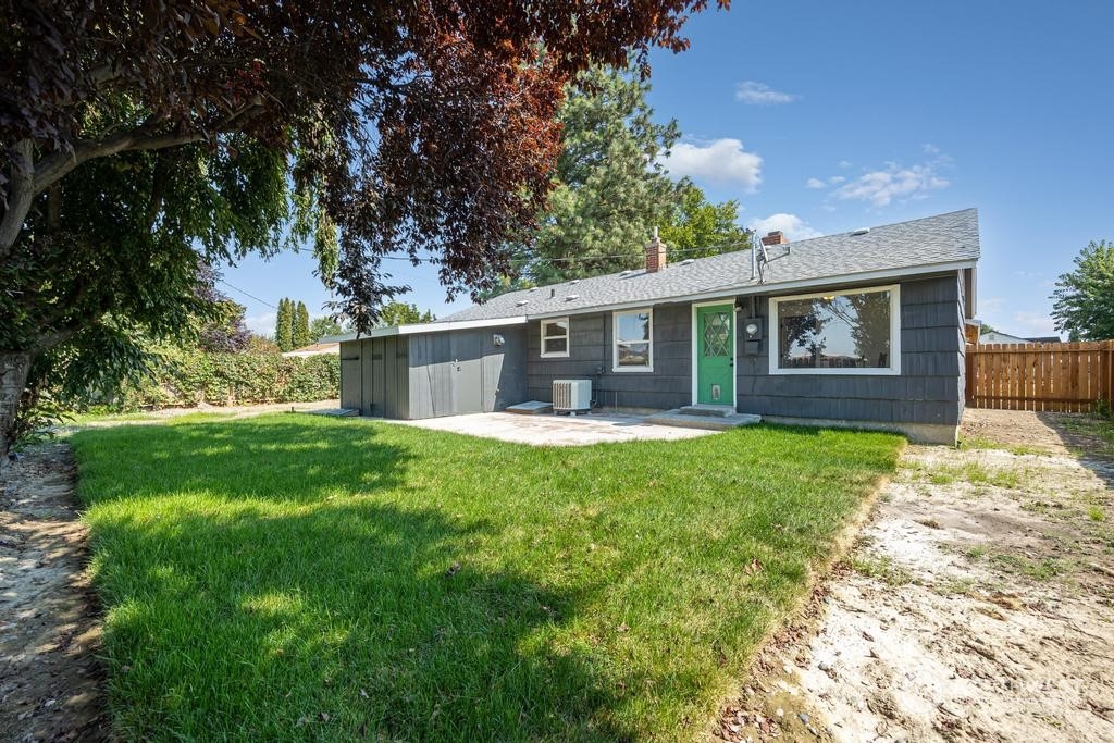 206 South Anderson Street Kennewick, WA 99336 - Photo 28 of 29 a front view of house with yard and green space