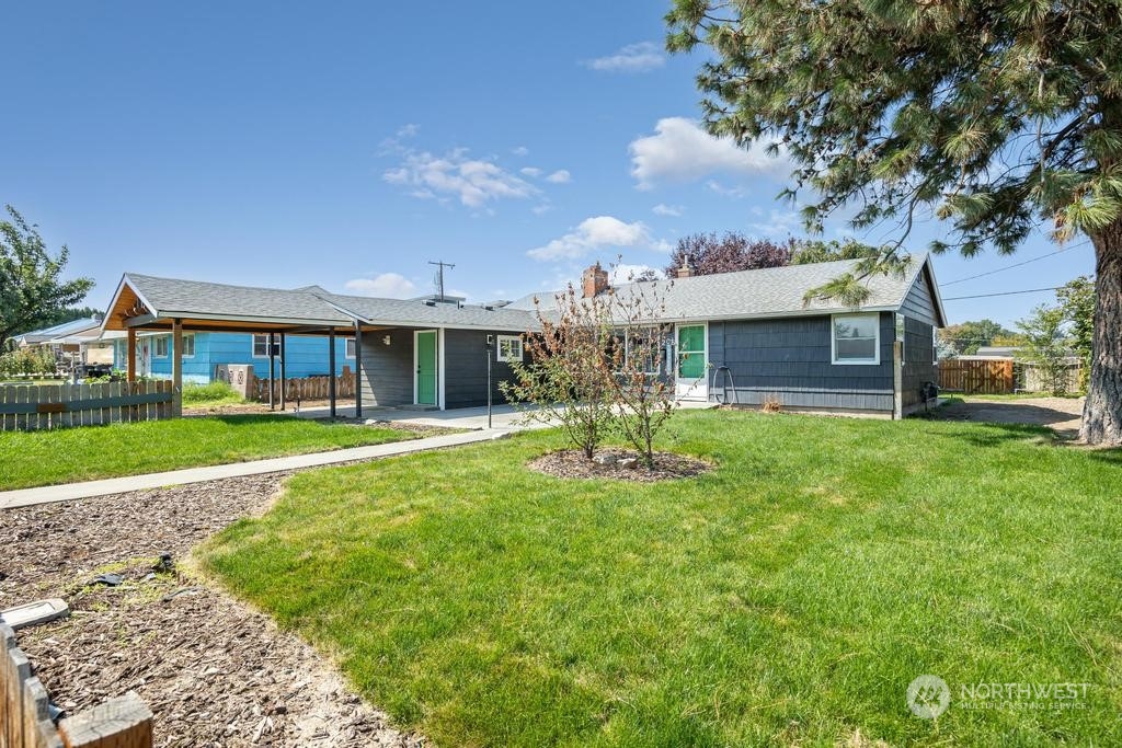 206 South Anderson Street Kennewick, WA 99336 - Photo 29 of 29 a front view of a house with a yard table and chairs