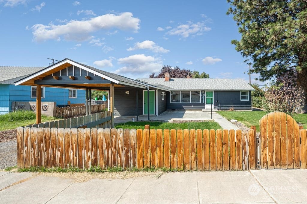 206 South Anderson Street Kennewick, WA 99336 - Photo 3 of 29 a front view of a house with a porch