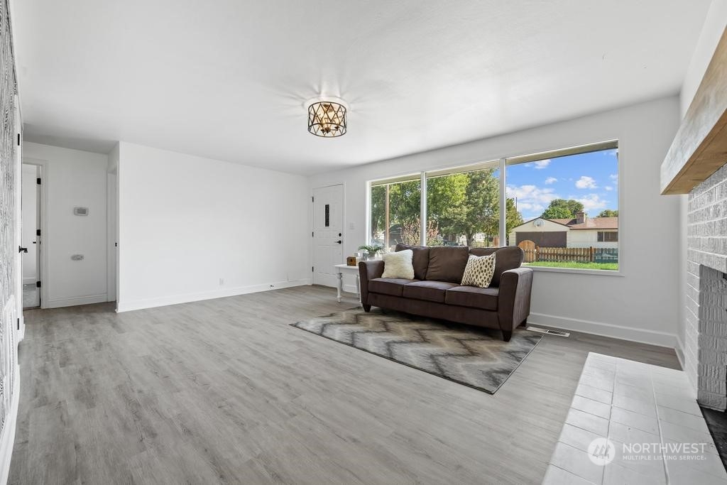 206 South Anderson Street Kennewick, WA 99336 - Photo 7 of 29 a living room with furniture and a large window
