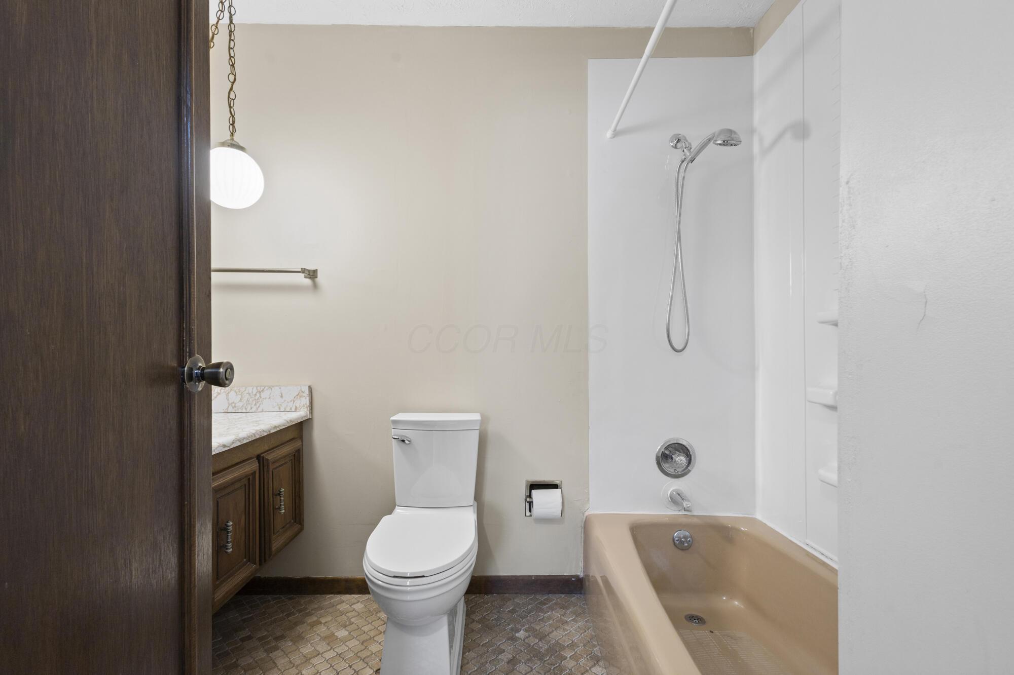 6650 Kilbourne Road Sunbury, OH 43074 - Photo 29 of 49 Upper Floor Bath