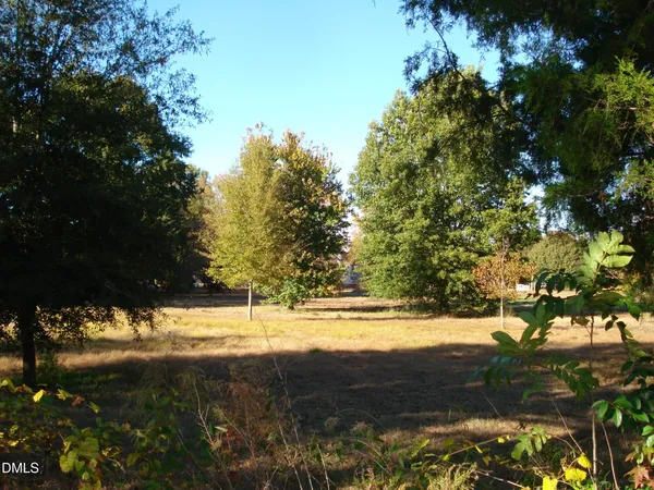a view of residential houses with yard