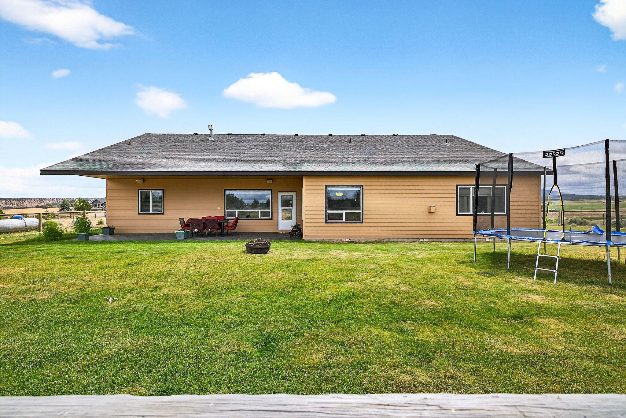 305 Southeast Rodeo Lane Madras, OR 97741 - Photo 7 of 37 2025_06_20_305_se_rodeo_lane_madras-11
