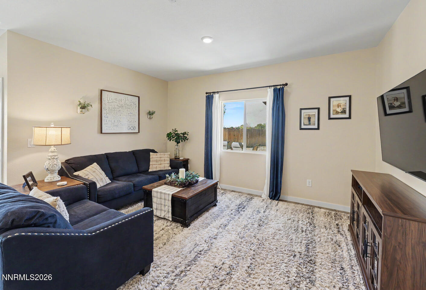 606 Sycamore Drive Fallon, NV 89406 - Photo 4 of 26 a living room with furniture and a window
