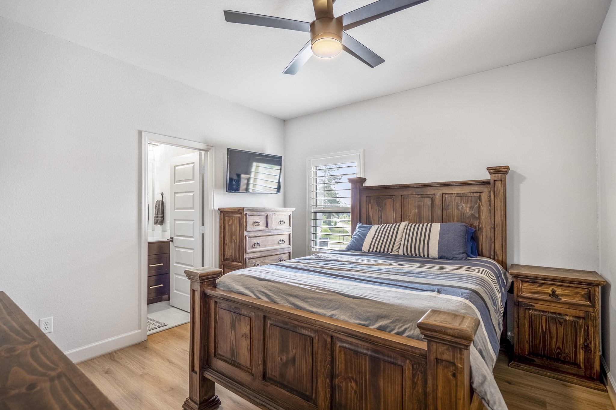 304 Mullins Court Montgomery, TX 77316 - Photo 28 of 50 2nd level guest suite that includes a full bath.