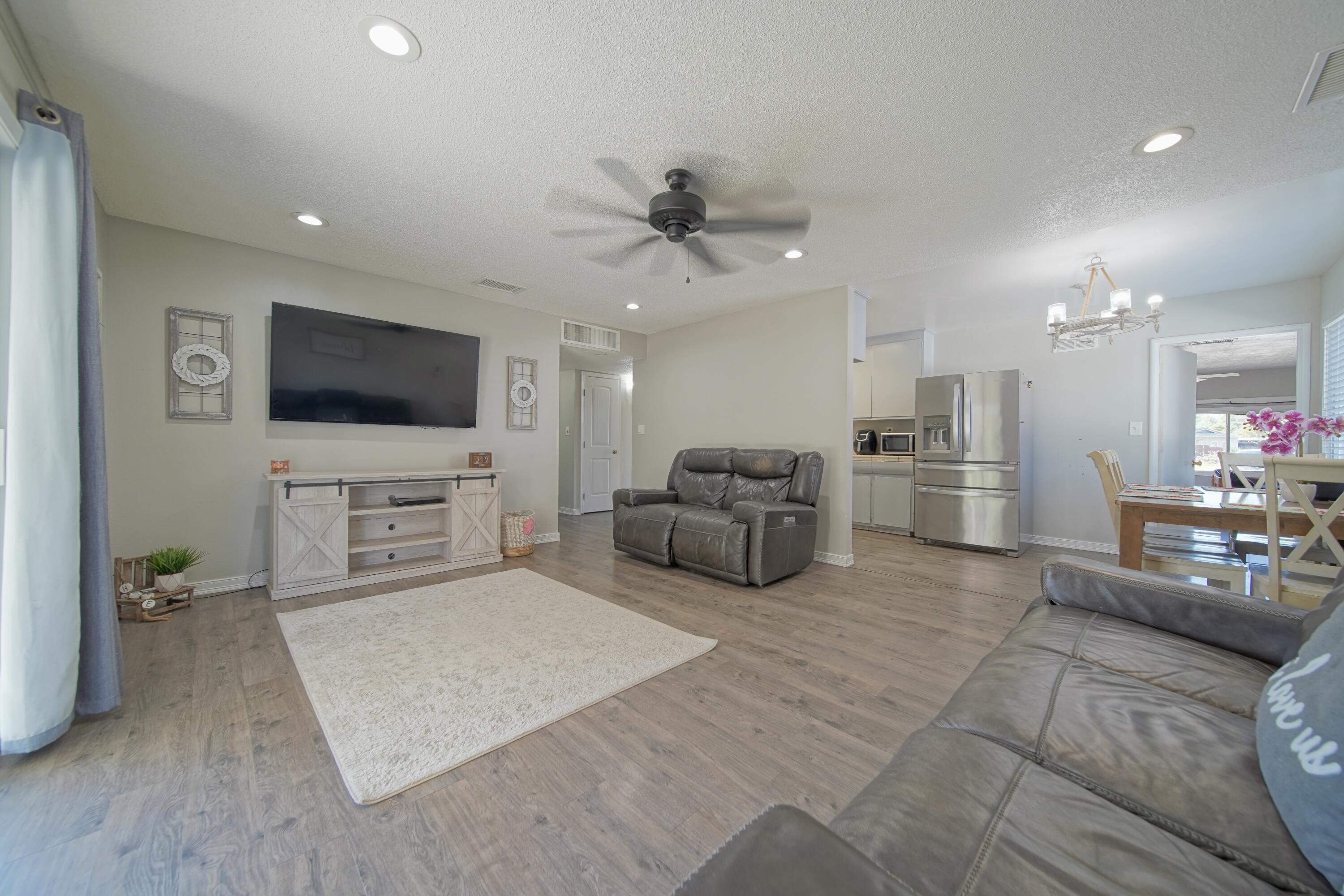113 Bryant Court Exeter, CA 93221 - Photo 22 of 41 Living room