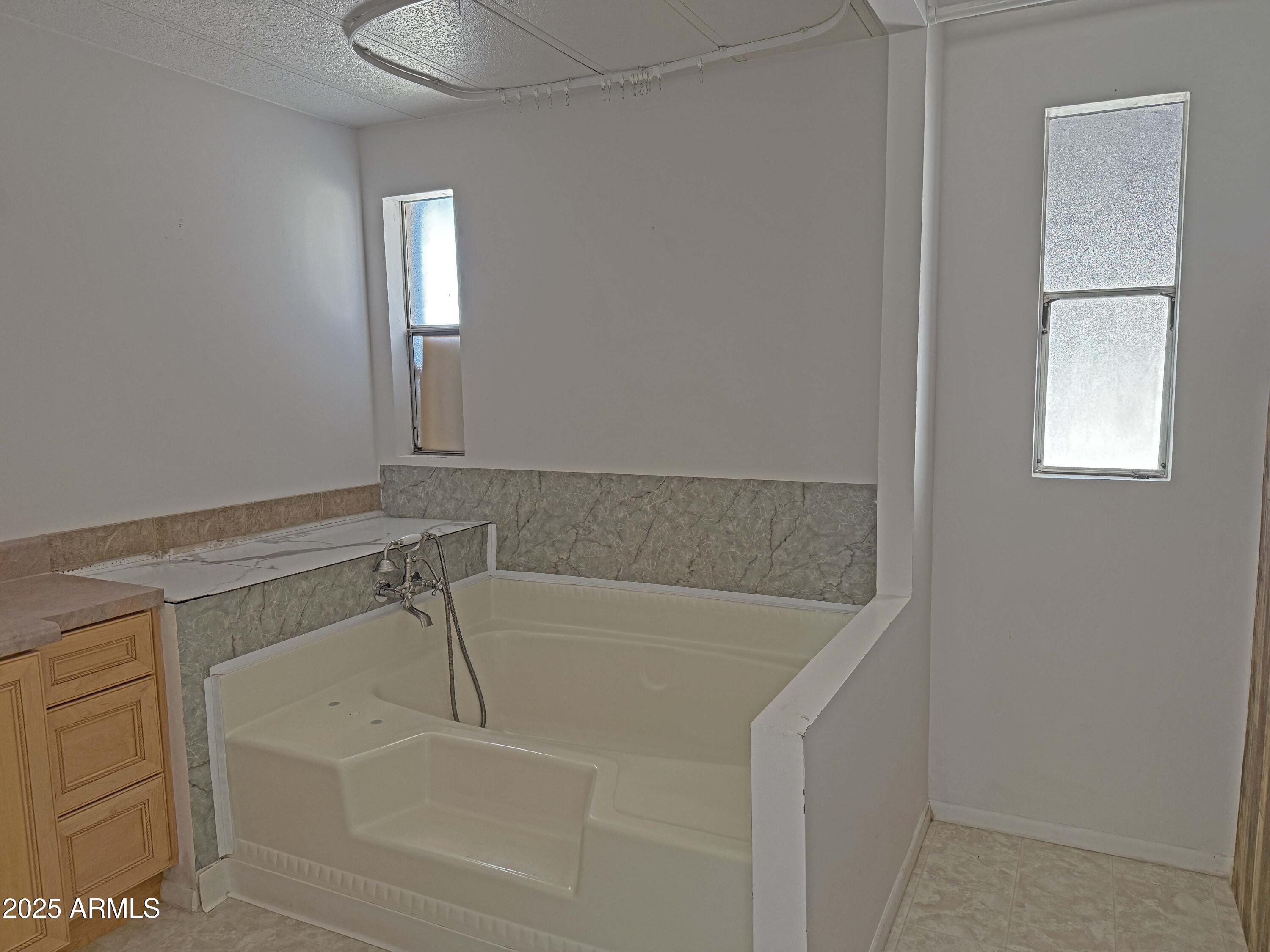 4715 North Drifting Sands Road Rimrock, AZ 86335 - Photo 18 of 39 a bathroom with a bathtub