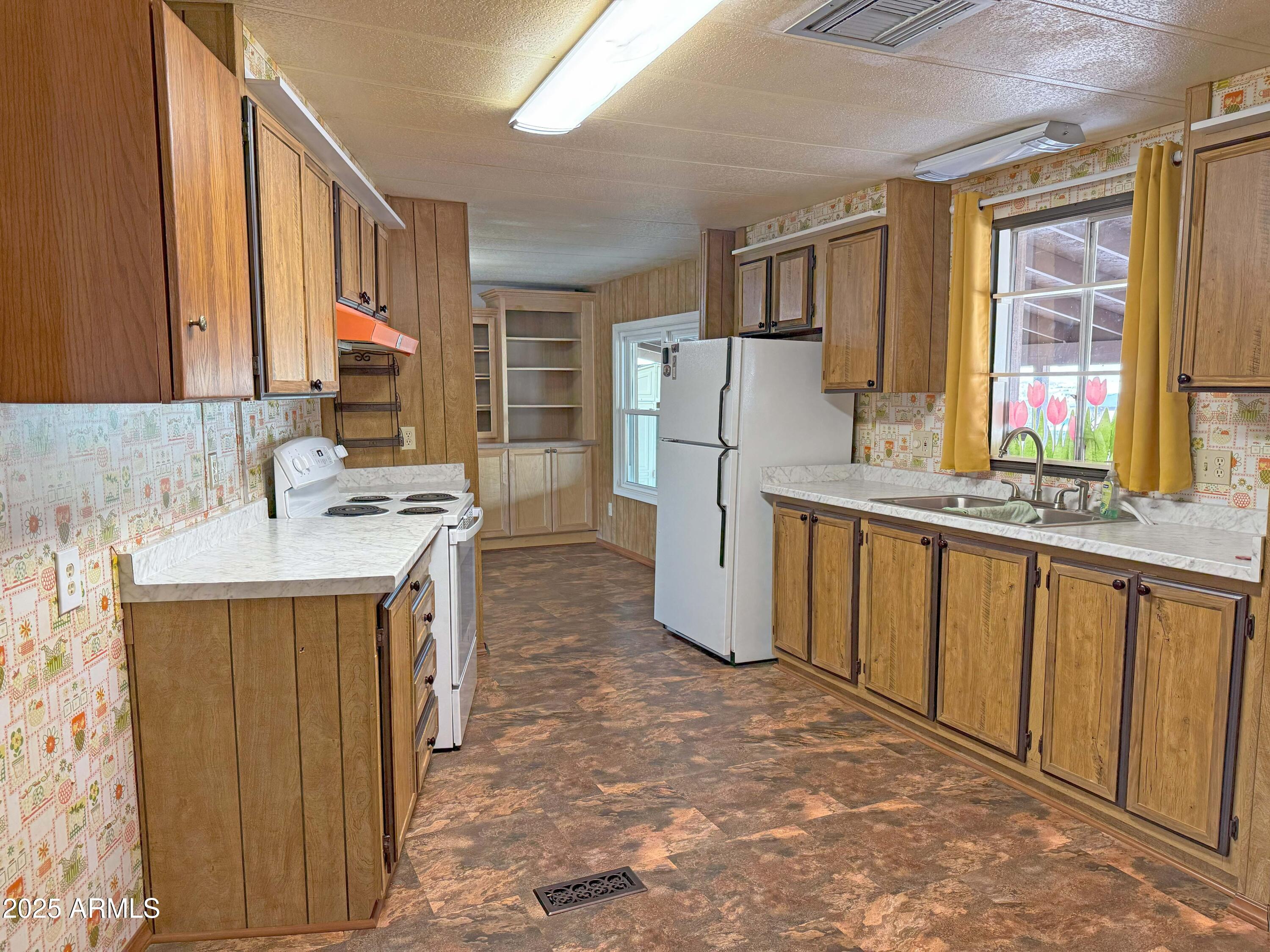 4715 North Drifting Sands Road Rimrock, AZ 86335 - Photo 7 of 39 a kitchen with refrigerator and window