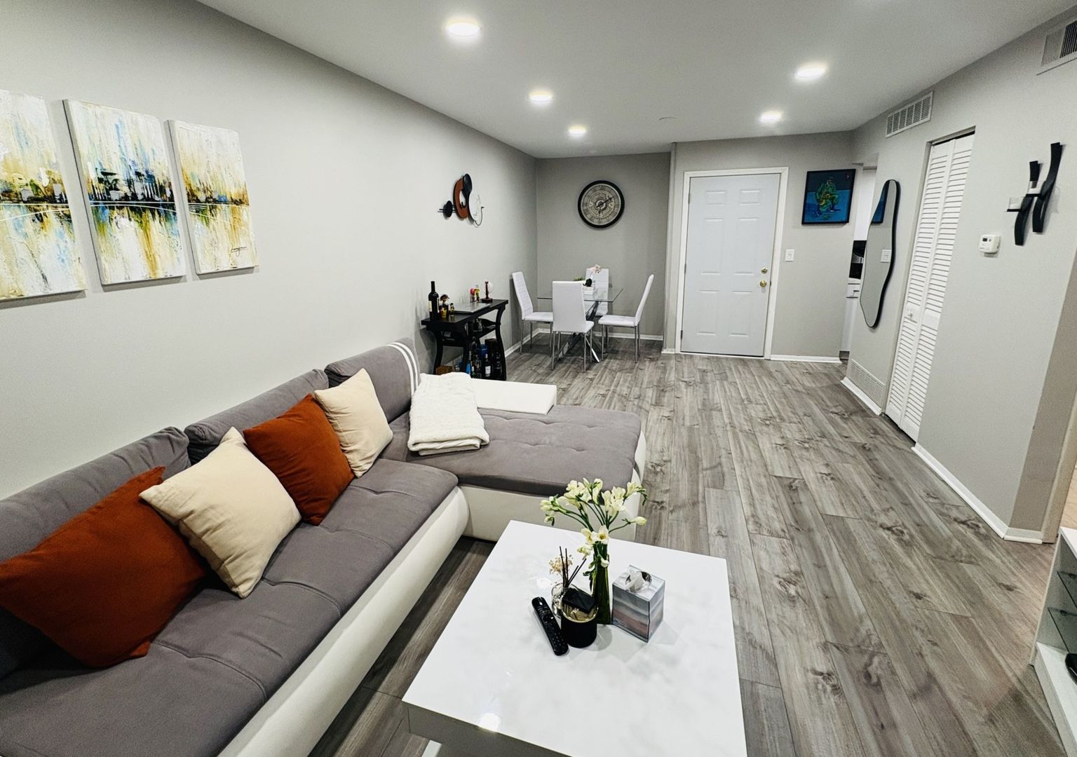 1930 Kenilworth Circle, Unit E Hoffman Estates, IL 60169 - Photo 7 of 13 a living room with furniture