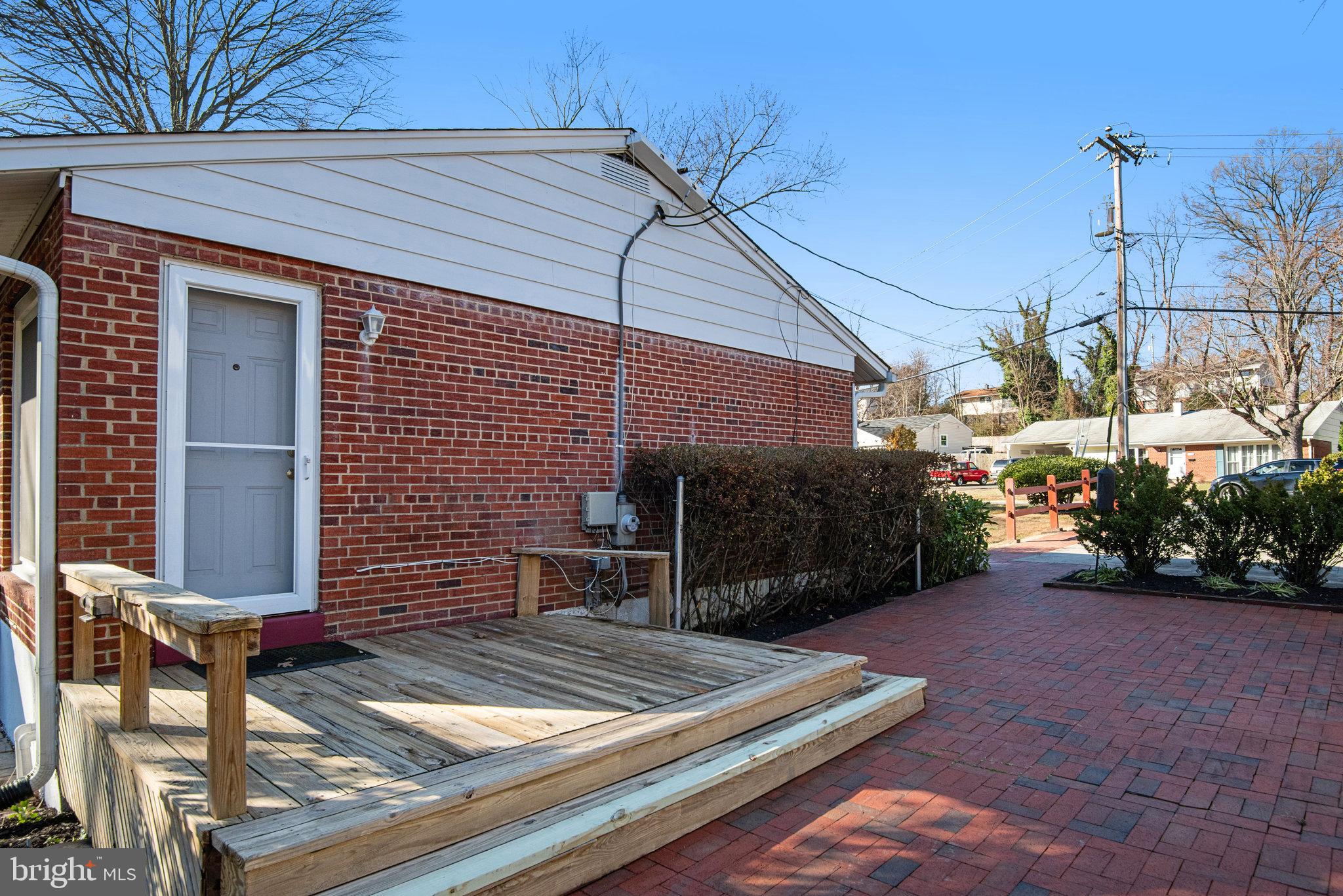 4415 Roundhill Road Alexandria, VA 22310 - Photo 34 of 41 Deck closer view